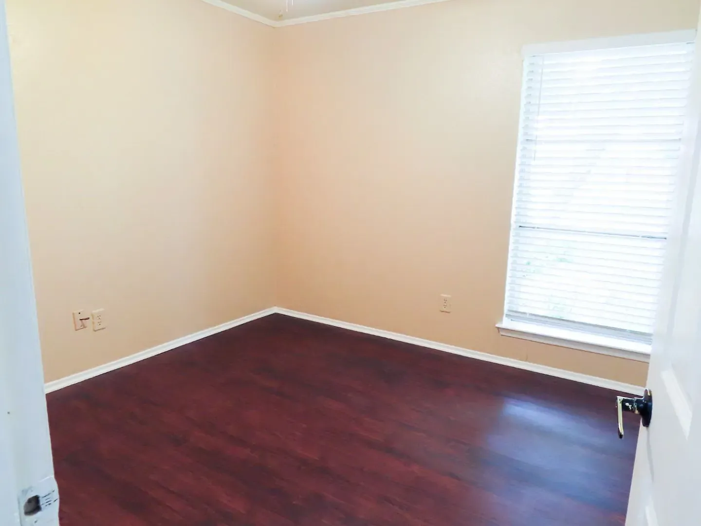 Charming 4-Bed, 2-Bath Home with Fenced Yard, Fireplace & Attached Garage in Rockwall — Photo 4