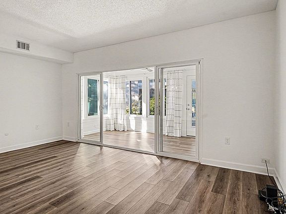 5th image of 946 Villa Dr. #946