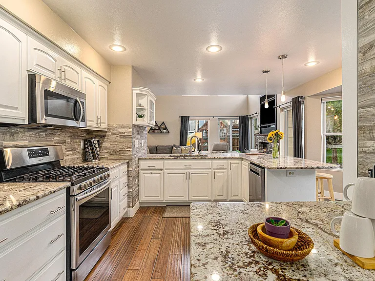 8219 Radcliff Dr — Photo 10