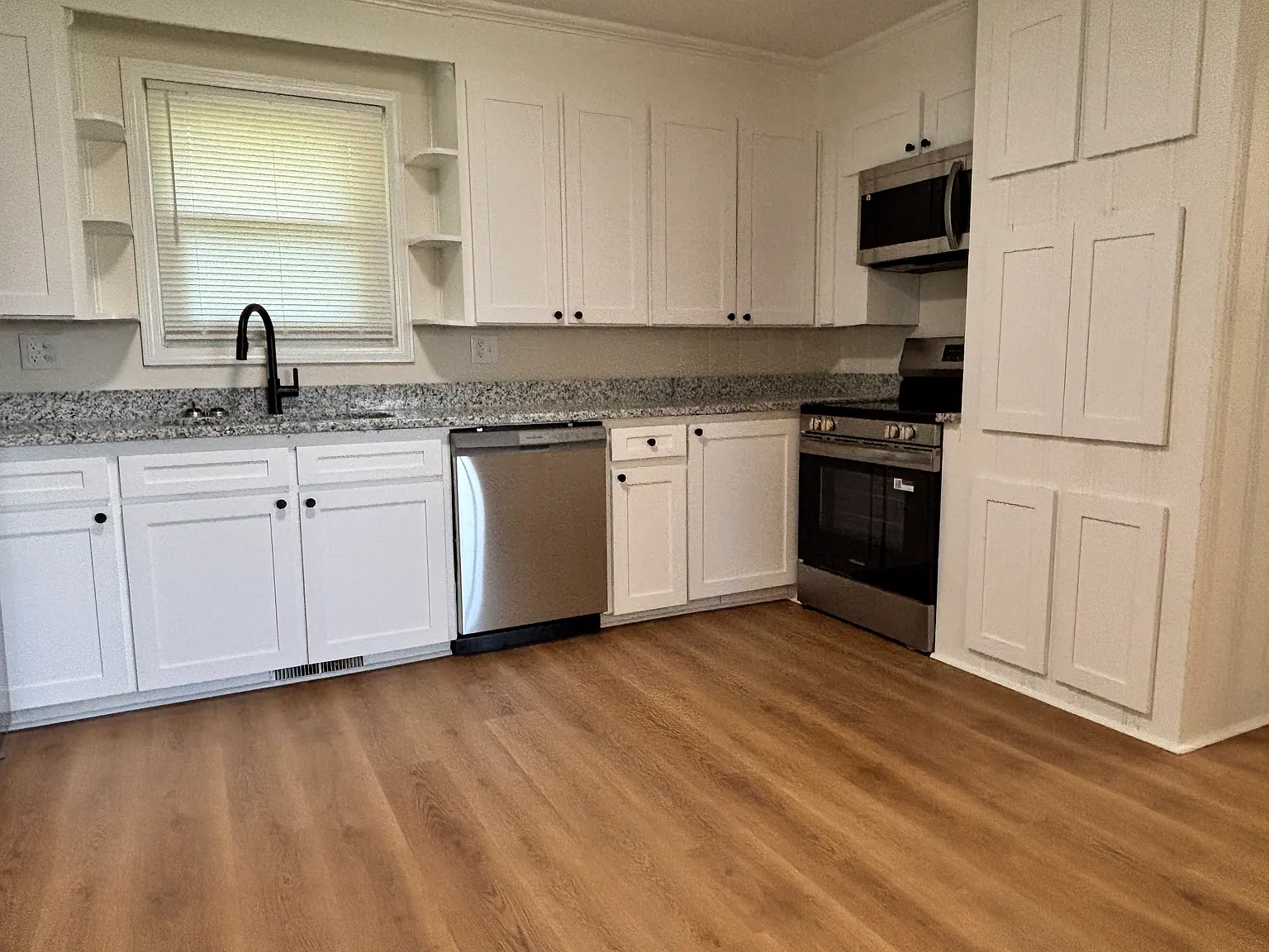 3 bed, 1696 sqft, $1,800 — Photo 2