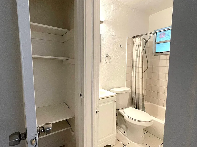 1011 SW 4th St #4 — Photo 10