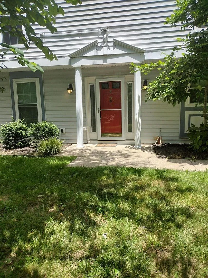 Spacious 3 bedroom townhome close to UK! — Photo 1