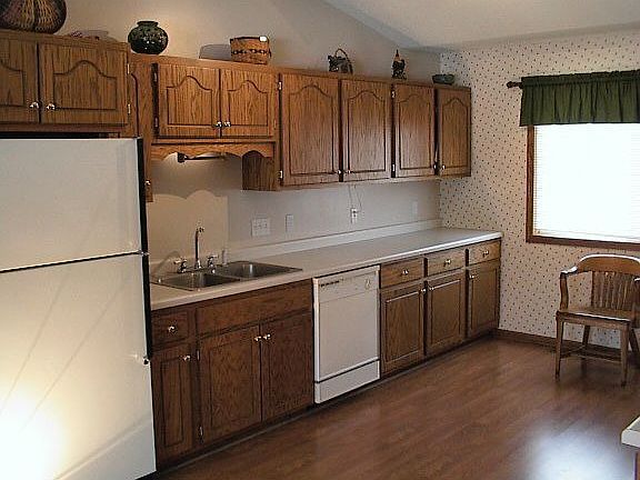 The other side of the kitchen.