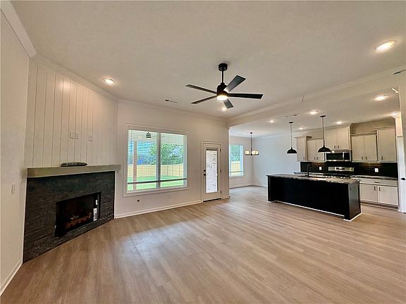 2nd image of 1817 Farmer St