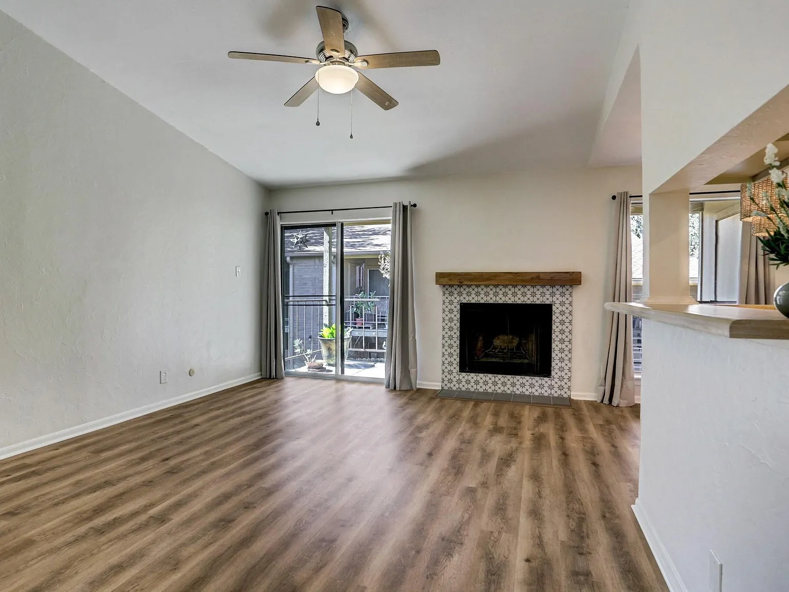 2 bed, 2.0 bath, 978 sqft, $1,500 — Photo 2