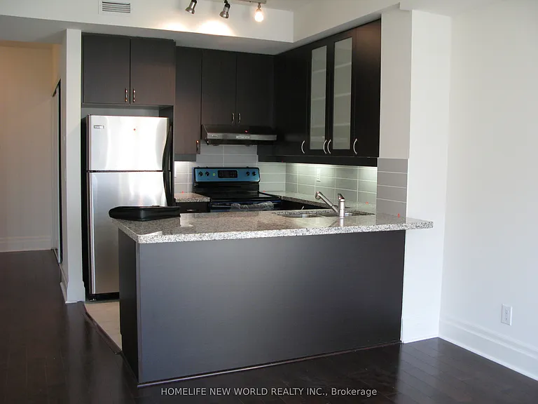 21 Upper Duke Cres #313 — Photo 8