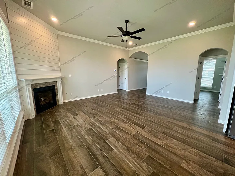 9007 Hawthorne Ln — Photo 6