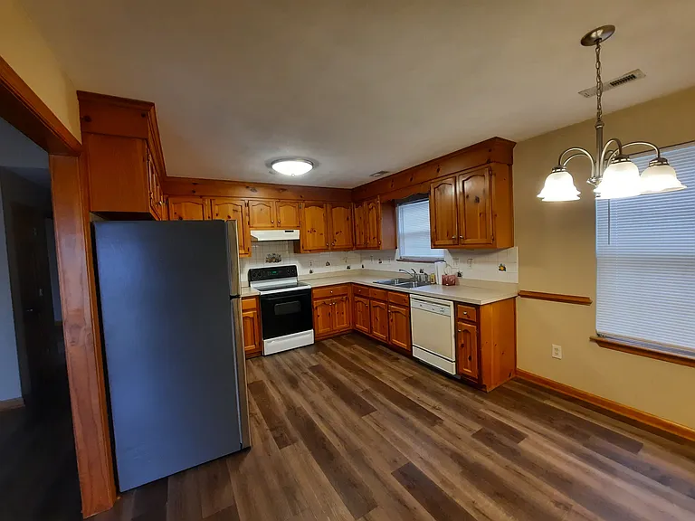 741 Luther St — Photo 2