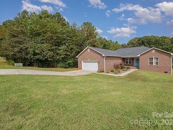 3rd image of 2206 Evergreen Dr