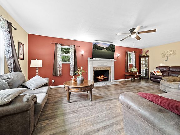 2nd image of 1433 Hickory Ln