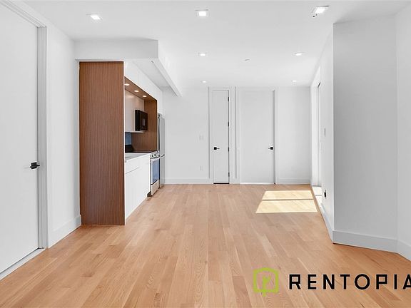 4th image of 426 Manhattan Ave #3B