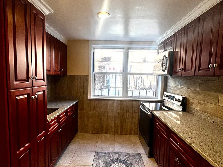Colonial Ave — Photo 1