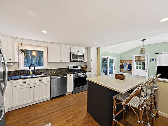 5th image of 75 Oak St
