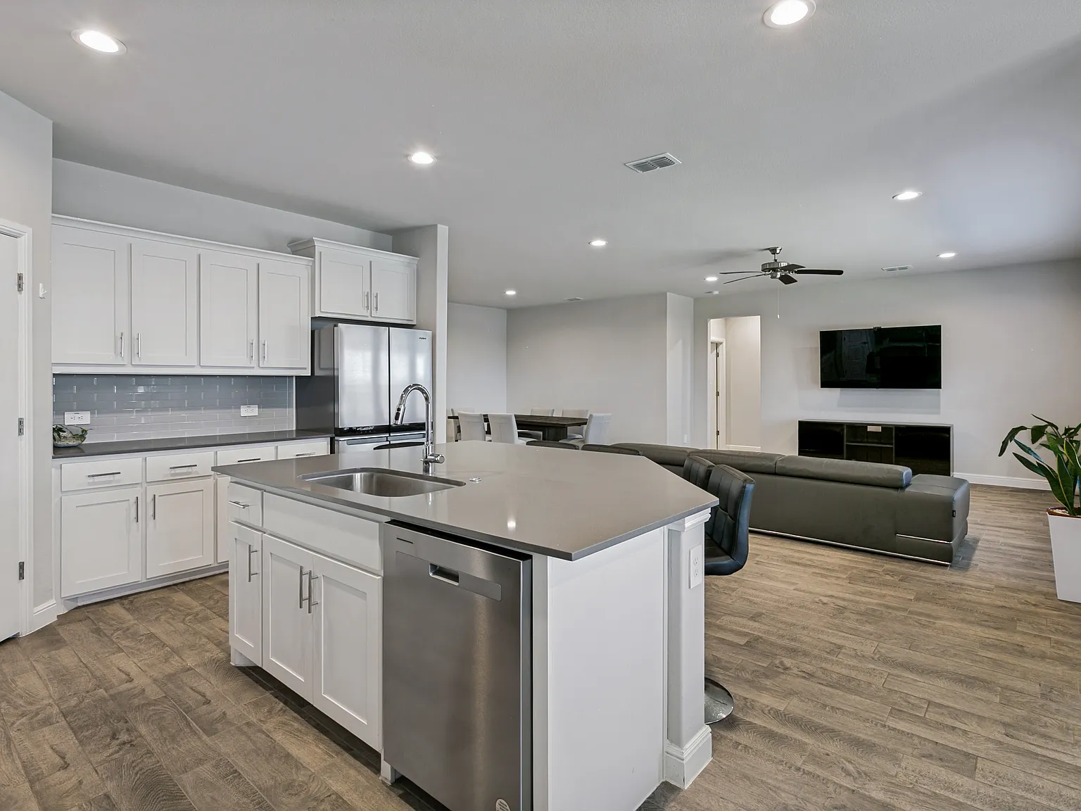 4 bed, 2132 sqft, $2,700 — Photo 2