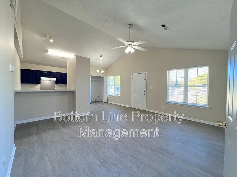 3 bed, 2.0 bath, 1500 sqft, $1,795 — Photo 2