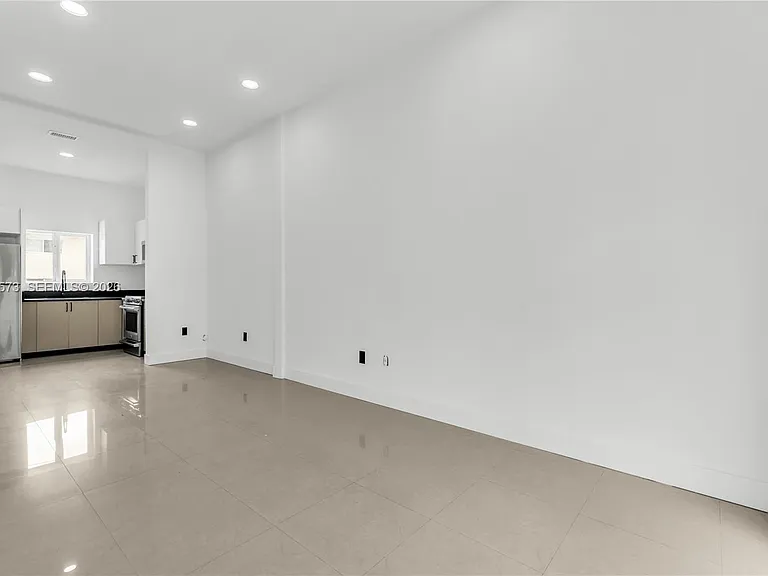 1011 SW 7th St #2 — Photo 14
