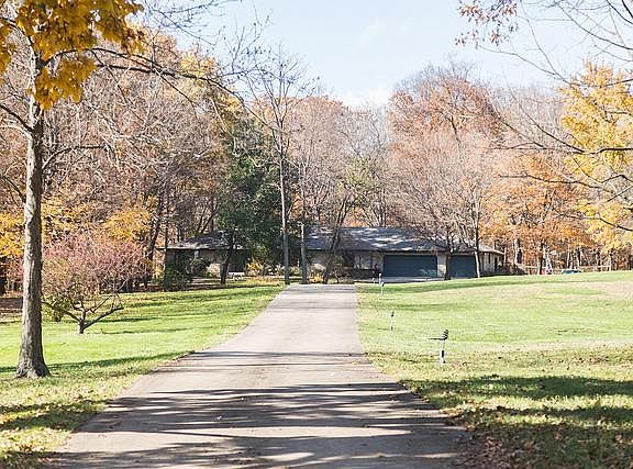 3rd image of 8260 Greentree Dr