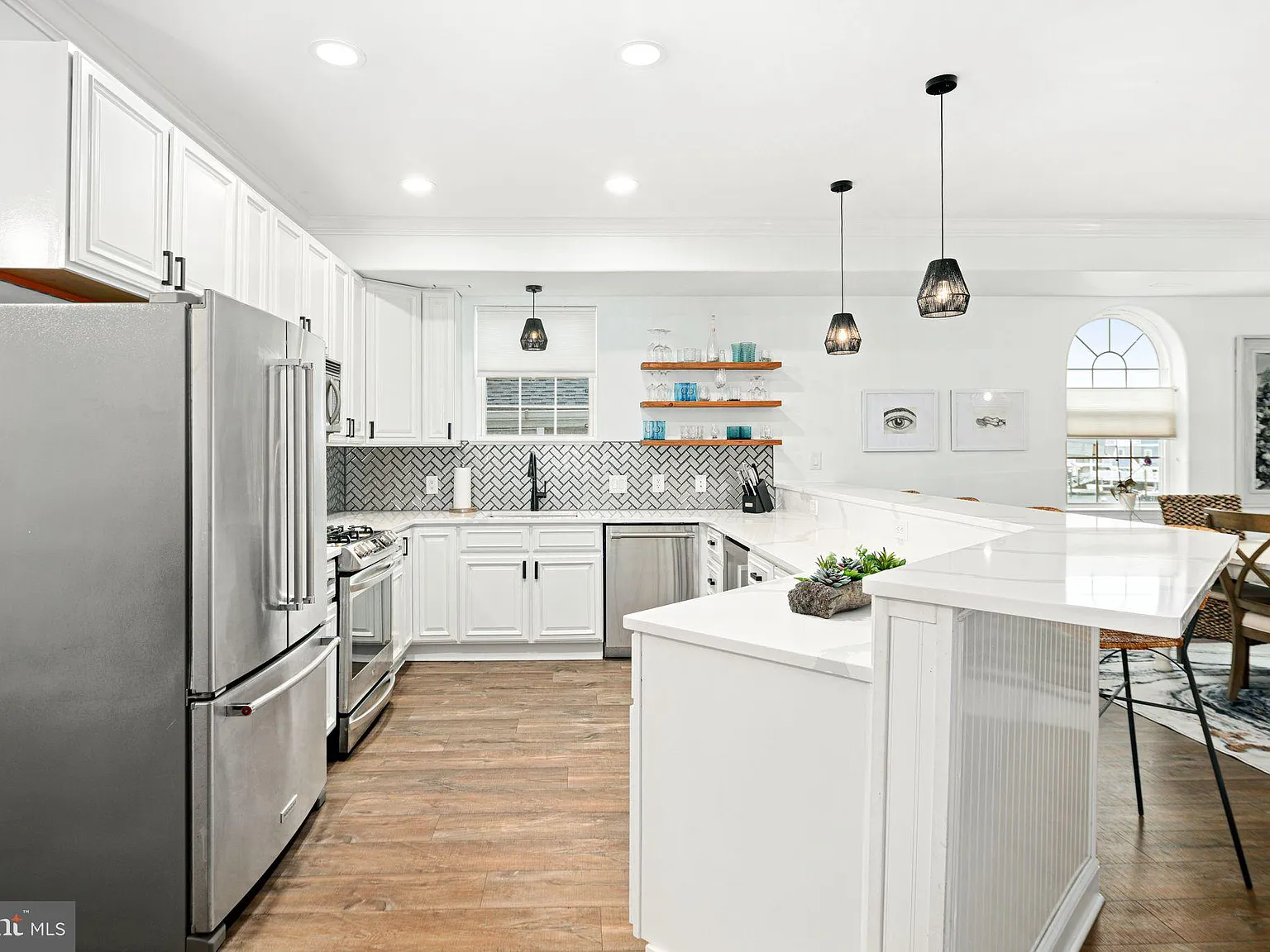 5 bed, 4.0 bath, 3059 sqft, $4,000 — Photo 2