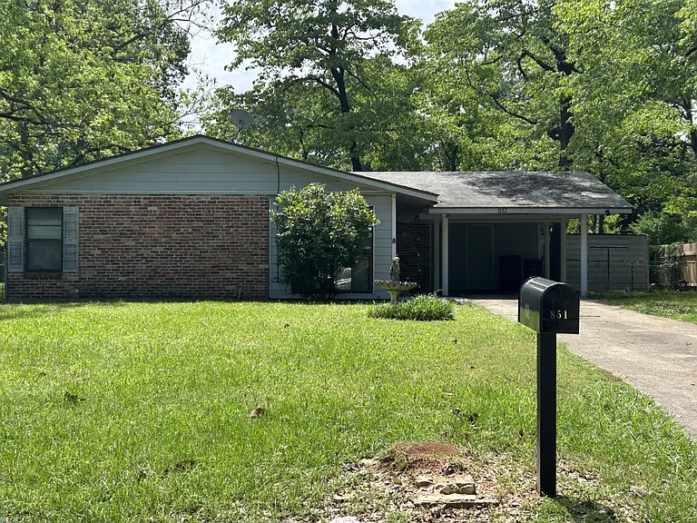 851 Willow Dr — Photo 1