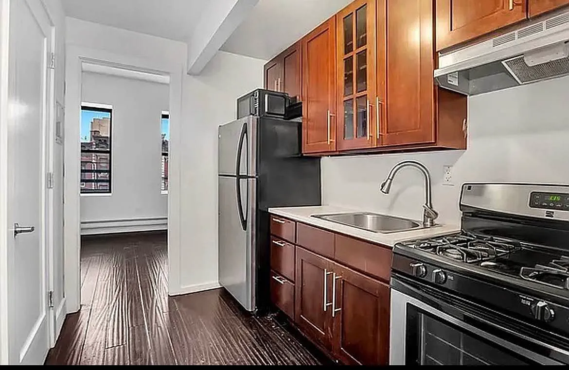 642 10th Avenue — Photo 1