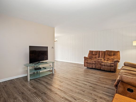 5th image of 7039 Hawthorne Ln