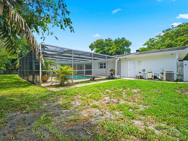 321 E Chaminade Dr — Photo 6