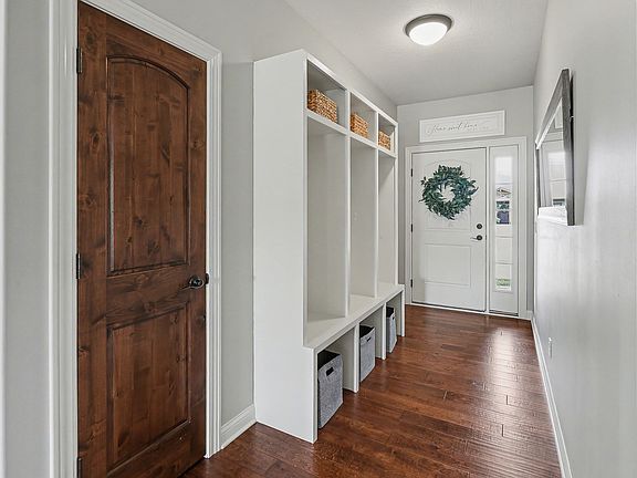 3rd image of 1007 Lakeview Dr