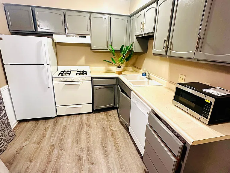 75 Mayflower Dr #4 — Photo 10