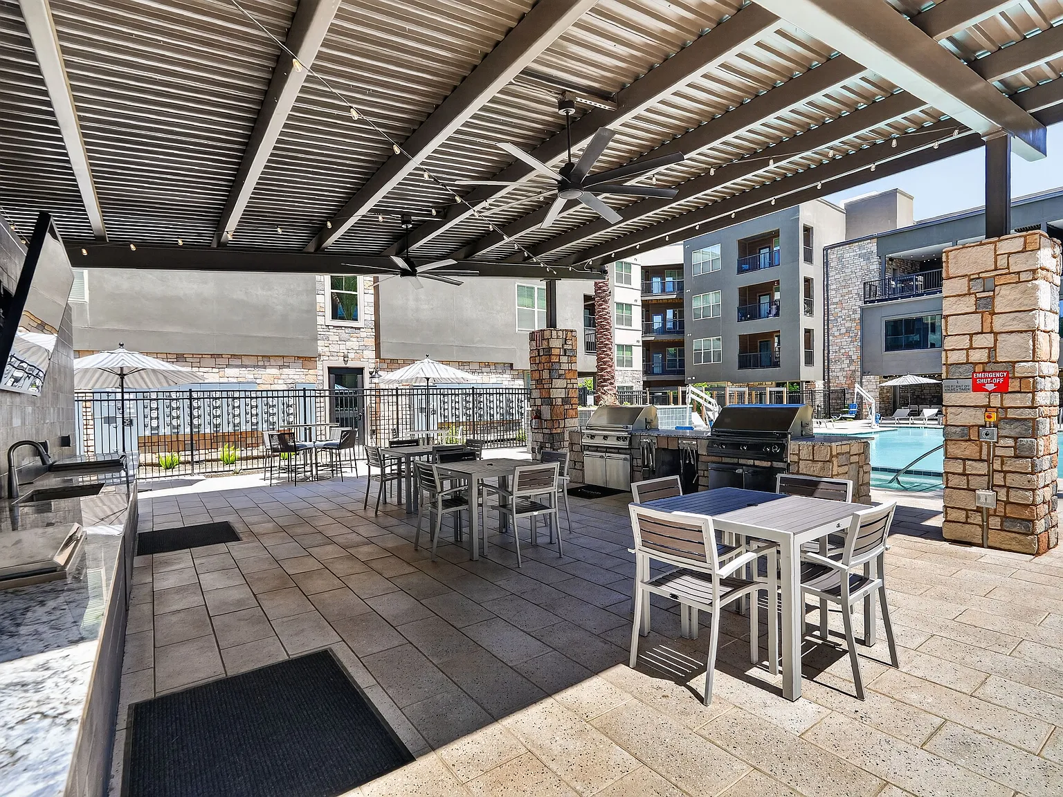 Refinery at Pointe17 — Photo 4