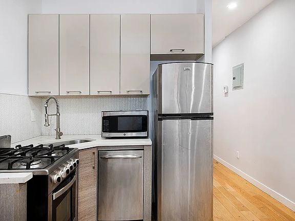 3rd image of 21 Catherine St APT 3B