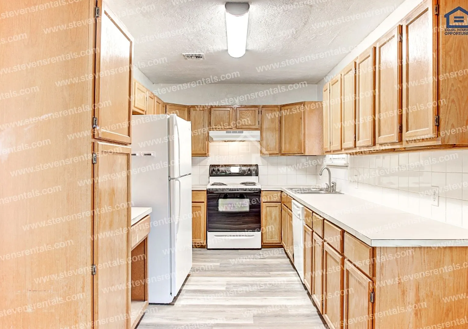 $500 Off First Months Rent | Cozy and Inviting Ambiance — Photo 2