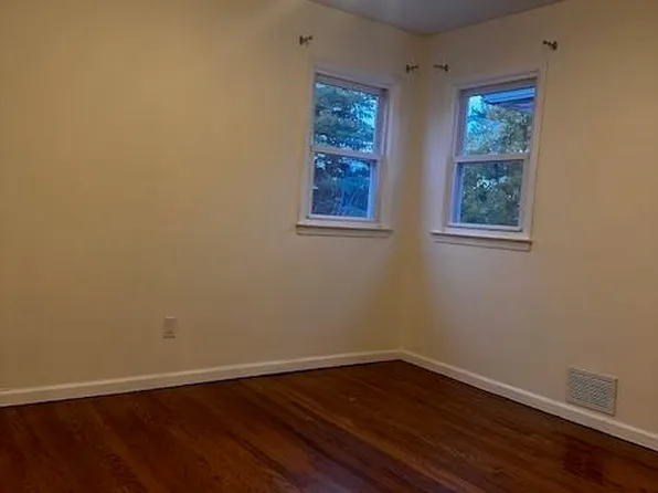 279 Avenue East image 7 of 11