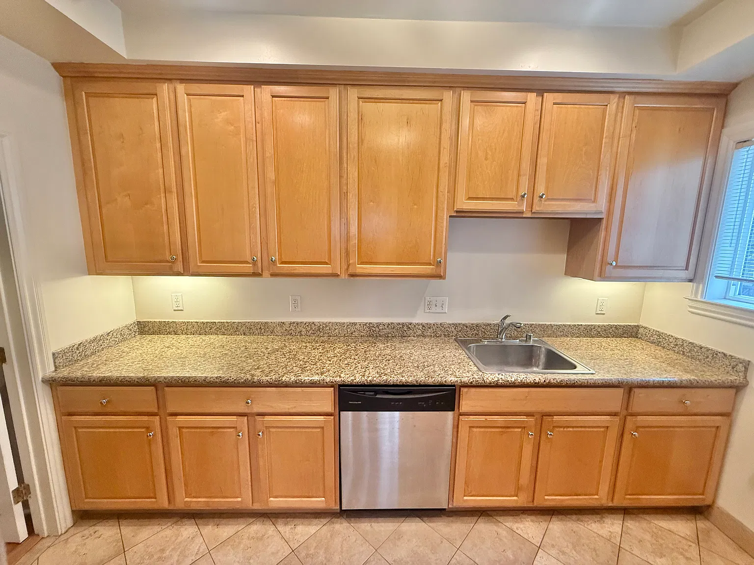 2 bed, 1050 sqft, $6,500 — Photo 3