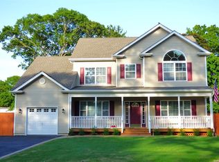 137 Edgewood Ave, Ronkonkoma, NY 11779