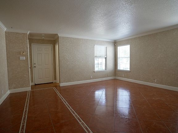 Entrance / LivingRoom