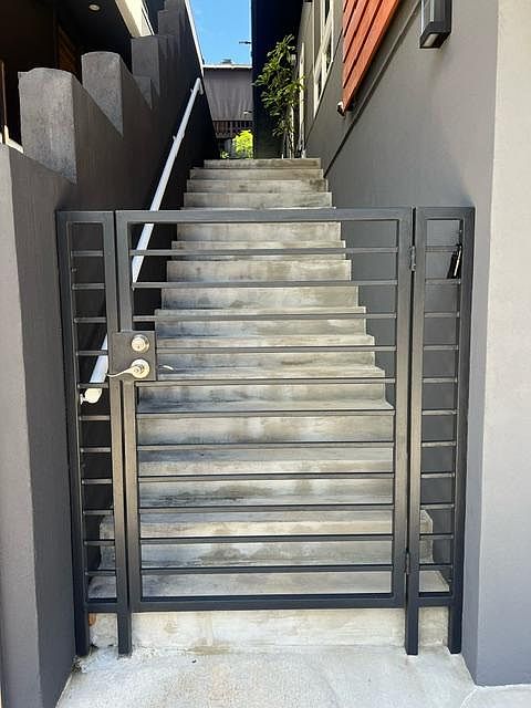 Secured gate to go into the entry door