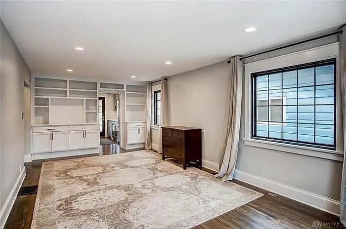327 W Davis St — Photo 40