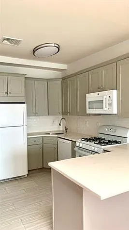 200 Christopher Columbus Dr #B9 — Photo 4