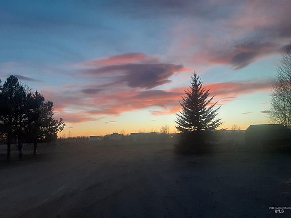 3rd image of 102 Willow Creek Rd