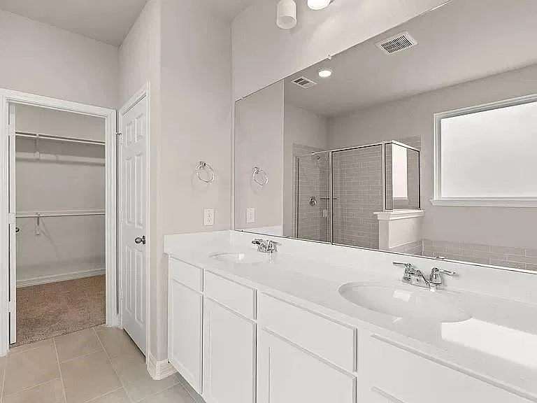 4 bed, 3.5 bath, 2563 sqft, $2,900 — Photo 3