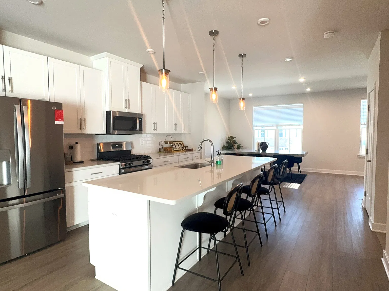 4 bed, 3.5 bath, 2400 sqft, $4,200 — Photo 4