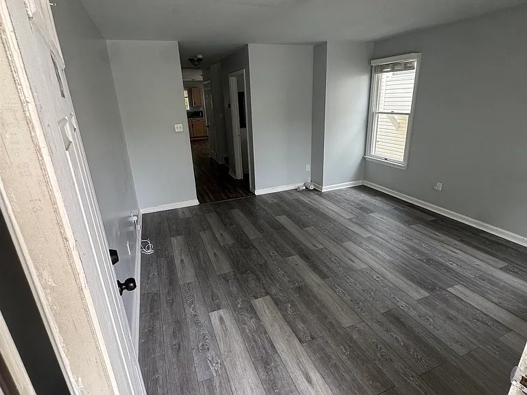 325 N Ohio Ave — Photo 3