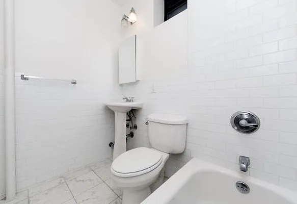 Rented by Icon Realty Management | media 8