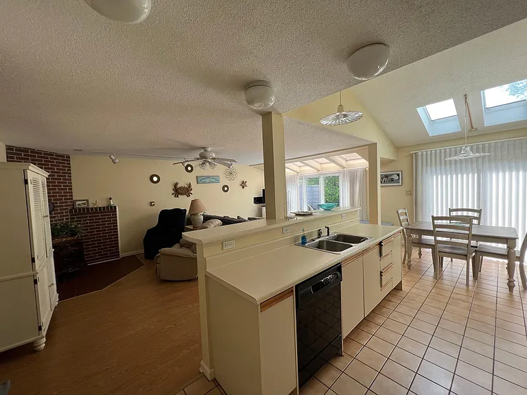 146 W Grand Ave #36 — Photo 2