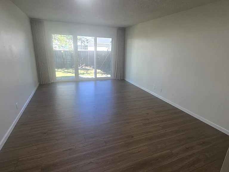 735 Amanda Dr — Photo 16