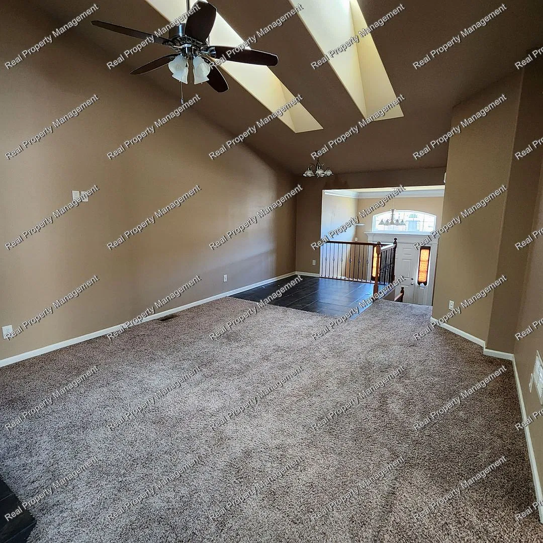 Four Bedroom Winfield Townhome — Photo 2