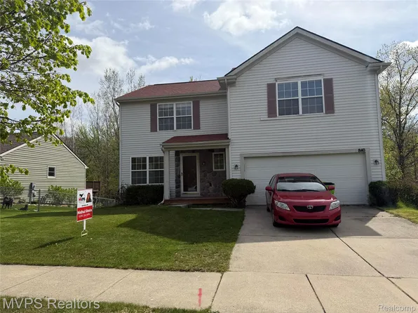 840 Andover Woods Dr, Fenton, MI 48430