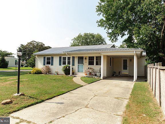 3rd image of 901 E Ivy Dr