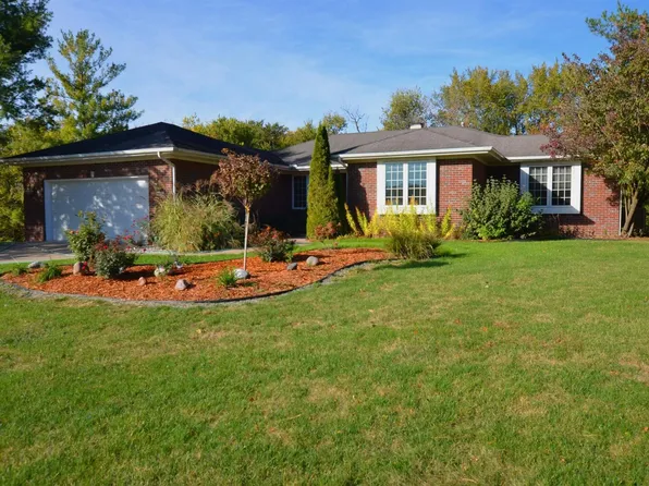 3 Chestnut Dr, Blue Grass, IA 52726