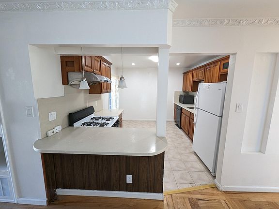 5th image of 832 Lausanne Ave